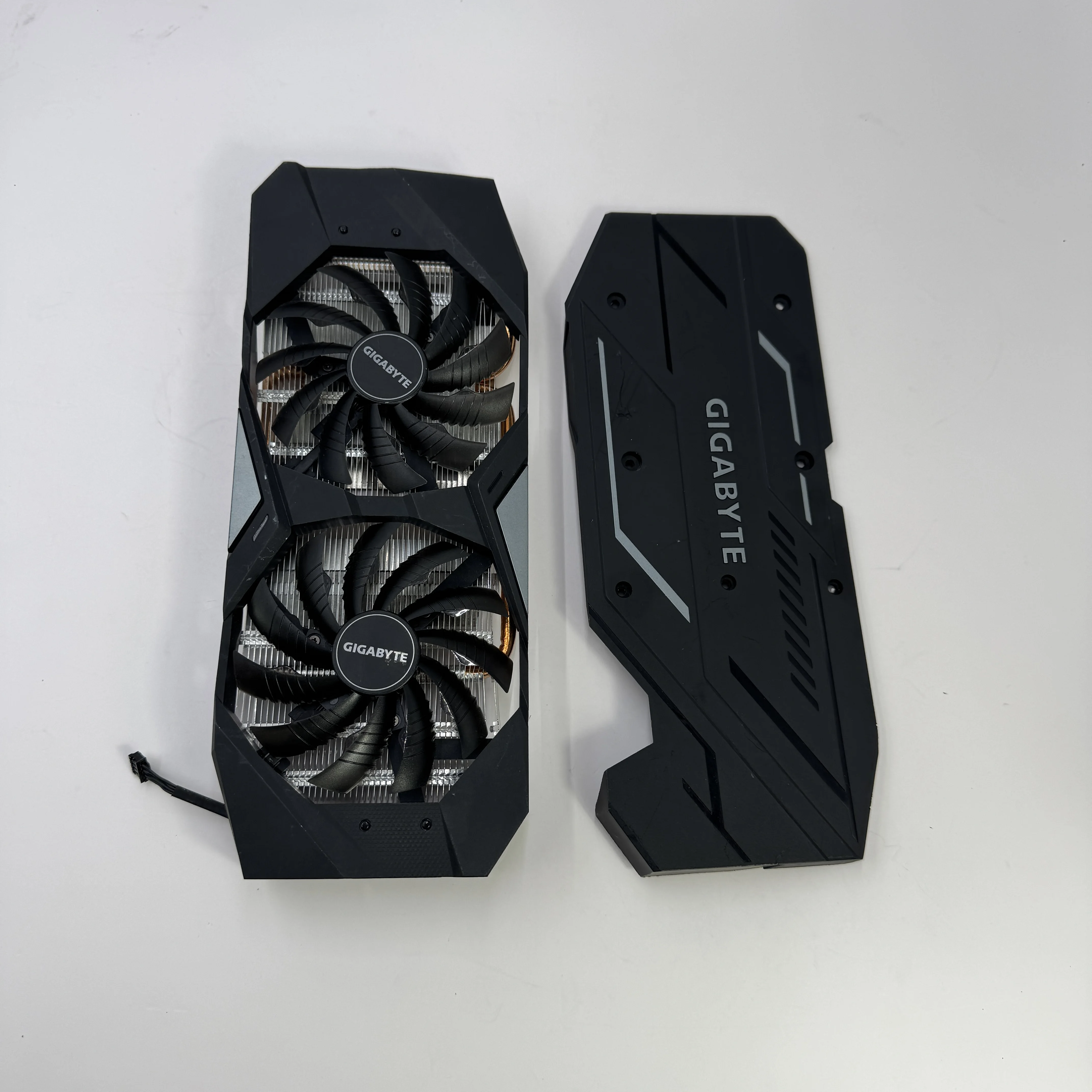 Suitable for Gigabyte RTX 2070 Dual Fan Cooler Assembly + Backplate (90% New) Core Hole Spacing: 71*71