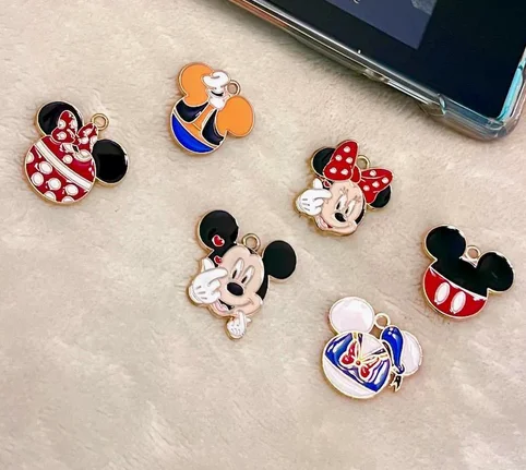 10 piezas de dijes de Mickey y Minnie de dibujos animados para hacer joyas, collares, llaveros, colgantes para teléfono, accesorios DIY de aleación de metal dorado ﻿