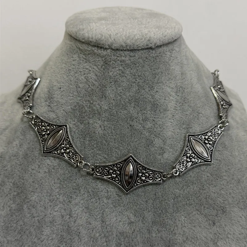 Hip Hop Punk Bohemian Ethnic Choker Necklace Silver Color Carved Collar Charm Choker Necklace for Women Party Daily Wear Jewelry
