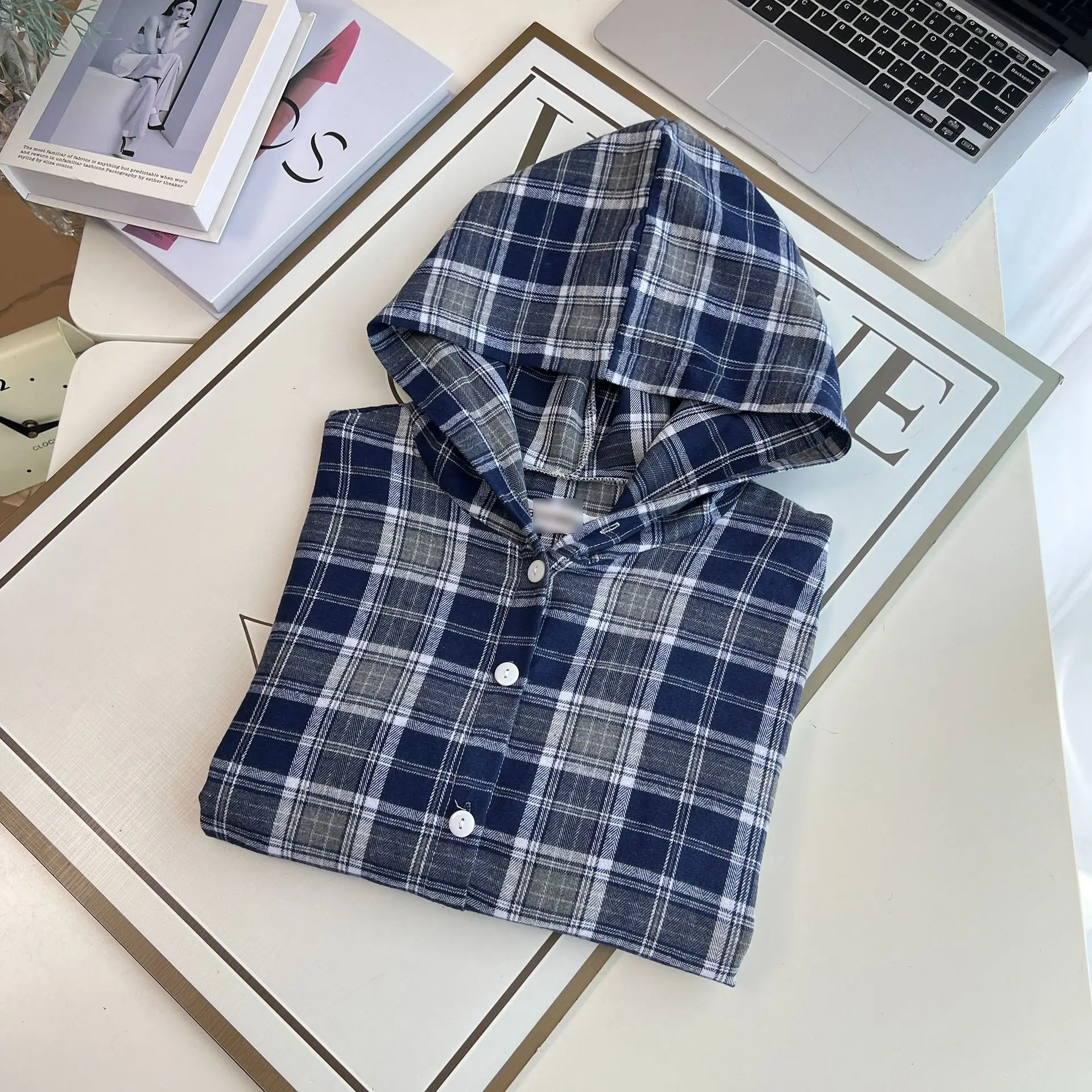 เสื้อโค้ทแฟชั่นผู้หญิงไซส์ใหญ่ สไตล์ฤดูใบไม้ร่วง ทันสมัยและเก๋ไก๋ มีฮู้ด แขนยาว ลายสก็อต เสื้อคลุม 1710
