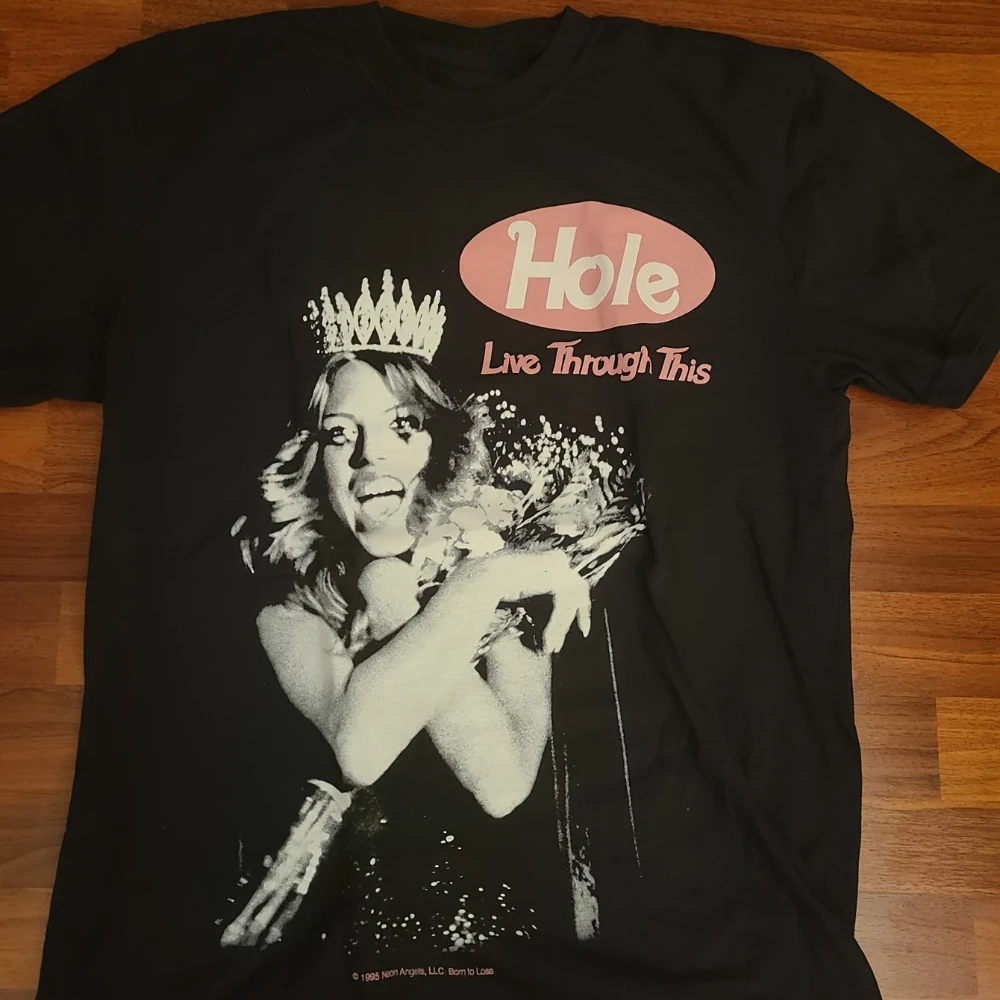 Hole Retro Grunge T-Shirt mit Courtney Love Grafik-Logo, Distressed Album-Cover-Print mit Liedtexten, Sammlerstück Vintage Tee