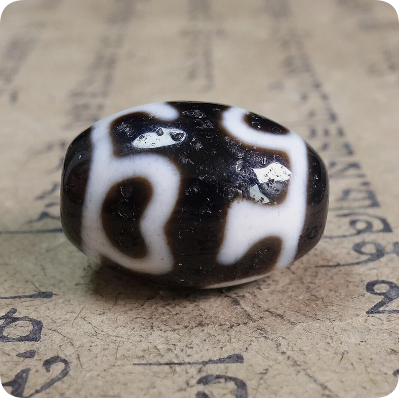 High oil old material agate black and white Daluo treasure bottle Lotus dzi