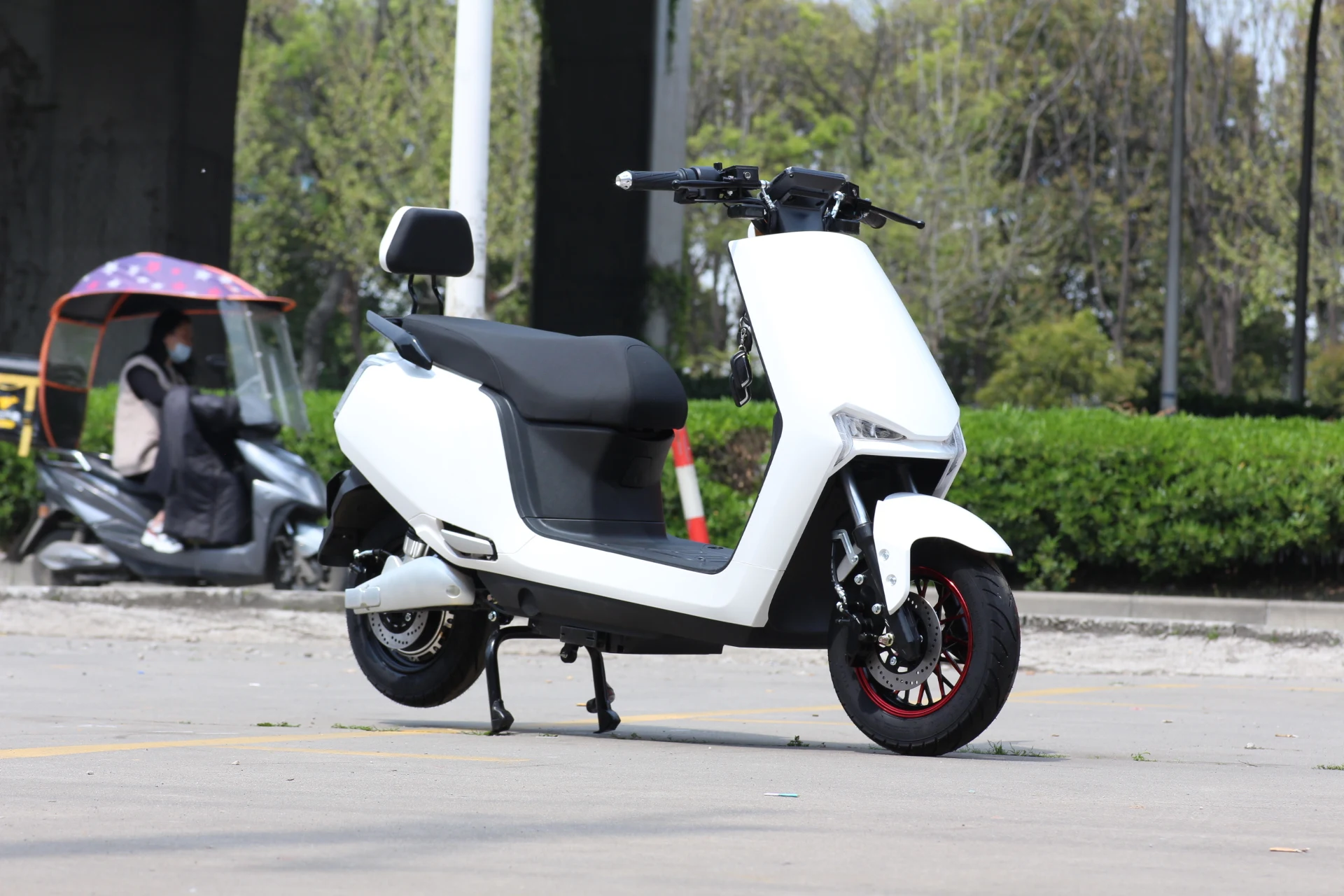 2025 3000W Electric Scooter for Commuting Speed of 90km/h and Range of 60Km Suitable 72v Voltage