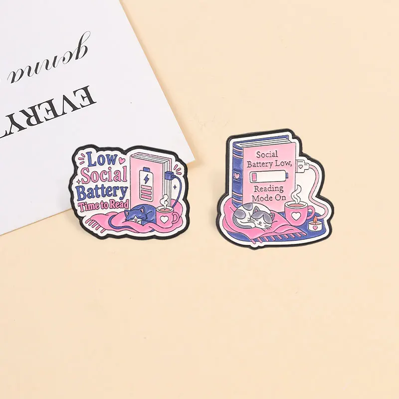 Emaille-Pin-Set „Introvertierter Lesender Katze“ – „Soziale Batterie ist leer“ – Zitat für Buchliebhaber – Gemütliche Ästhetik – Anstecknadel – Accessoire – Geschenk für Freunde – Detail 5