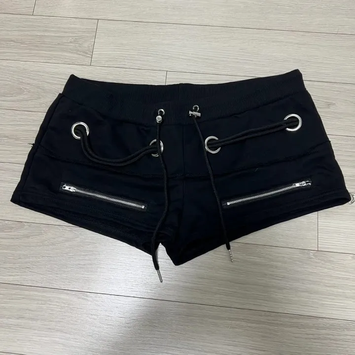 Metallösen-Hotpants mit Kordelzug und Fransen für Damen, Y2K-Stil, einfarbig, niedrige Taille, seitliche Reißverschlusstaschen, eng anliegende Street-Shorts – Detail 5