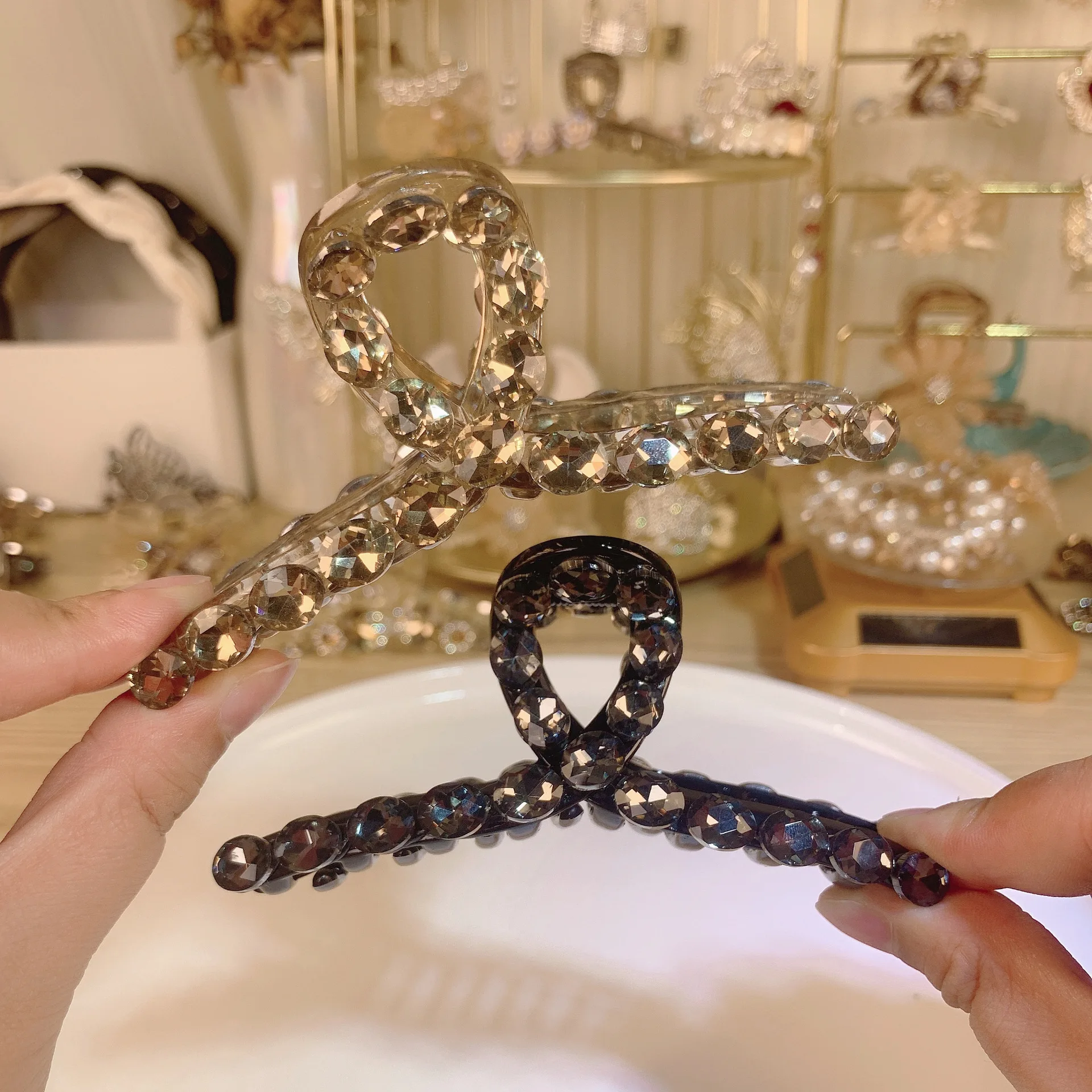 

Korean-Style Minimalist Rhinestone Hair Claw - Versatile Shark Clip, Elegant Hair Accessory for Back of Head