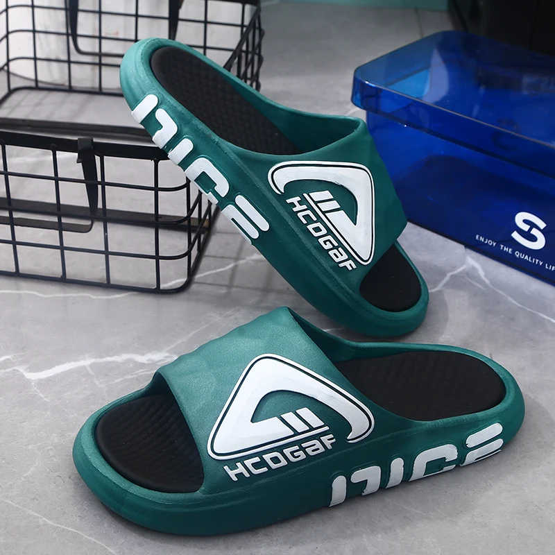 

Мужские модные спортивные тапочки, новые повседневные нескользящие сандалии на мягкой подошве для ванной комнаты, уличная удобная обувь для мужчин, домашние тапочки