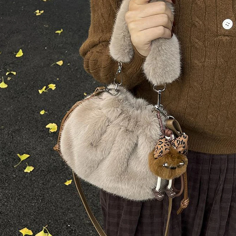 

Сумка-тоут из искусственного меха, мягкая пушистая сумка на плечо с милой подвеской, плюшевая сумка через плечо на шнурке, женская зимняя повседневная пригородная сумка