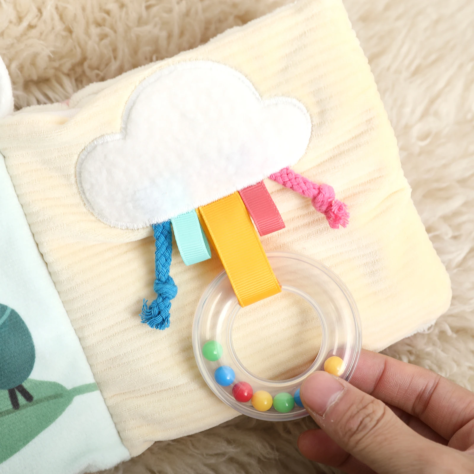 Livre en tissu 3D sur le thème des animaux, jouet sensoriel froissable pour bébé, lavable, résistant aux déchirures, jouet d'apprentissage précoce Montessori, développement de la vision, du toucher, de l'audition et de la motricité fine, cadeau interactif parent-enfant pour nouveau-né et tout-petit