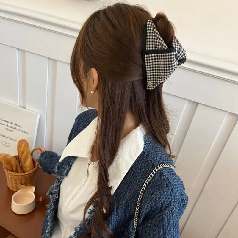 1 Stück hochwertiger schwarz-weiß karierter Taschenstoff, Hai-Clip-Haarspange mit dreieckigem Griff, BB-Clip, Haar-Accessoire mit Strass-Knoten