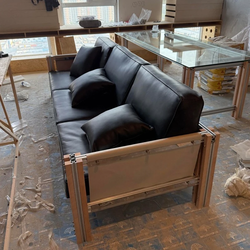 Eenvoudig en creatief berkenoceaanbord van aluminium profiel, fauteuil, vrijetijdsstoel in de woonkamer