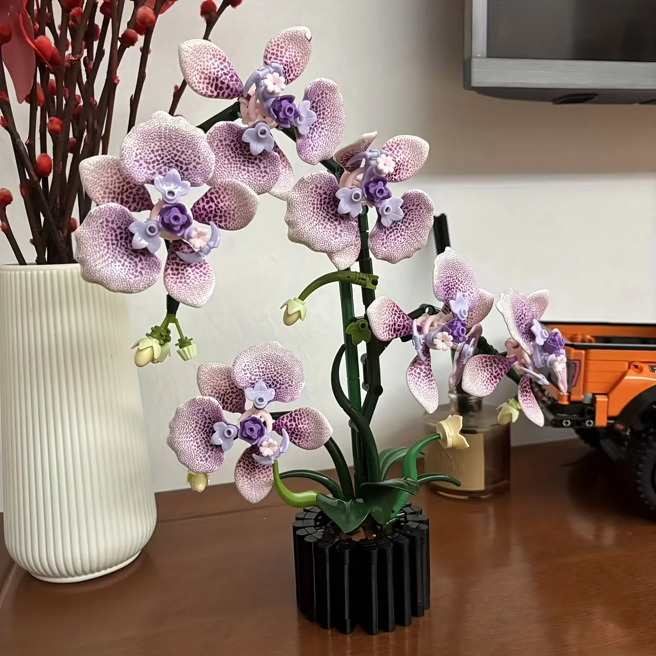Lila Phalaenopsis-Orchideen-Bausteinset – Realistisches lila-grünes DIY-Modellbausatz, inklusive blühender Orchideen, lebensechte Pflanzen, Heim-/Bürodekoration, Geburtstags-/Muttertagsgeschenk