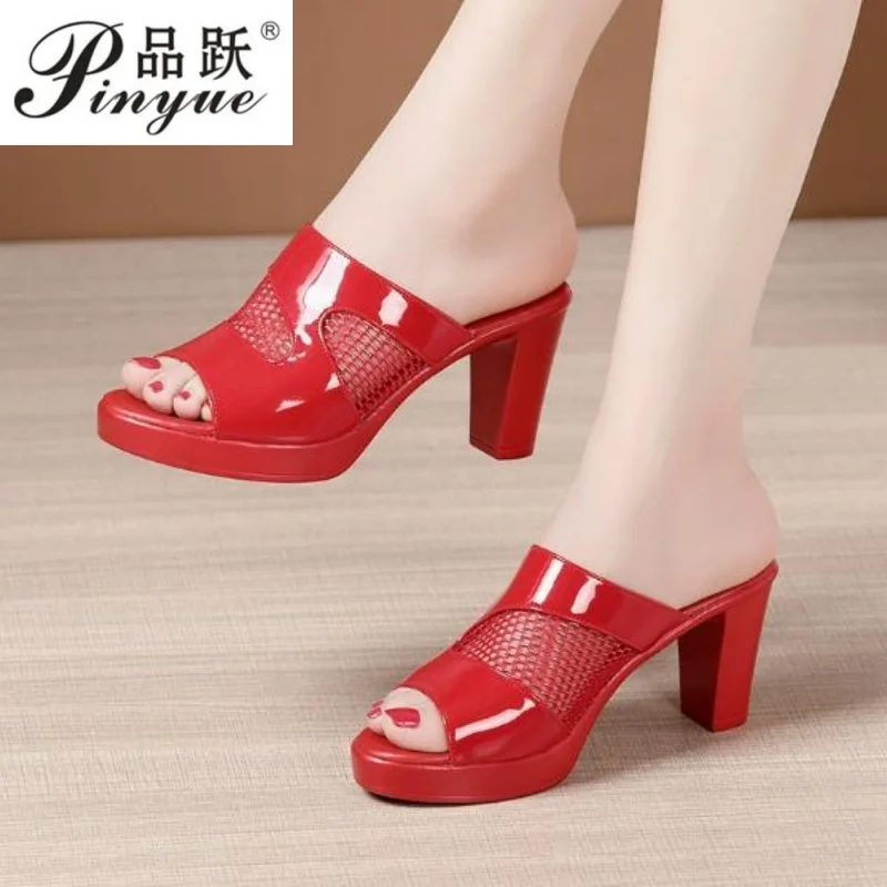 

Женские туфли-слипоны из лакированной кожи с вырезами, 8 см, на танкетке, летние, для улицы, на среднем каблуке, на платформе, для офиса, пляжные сандалии, размеры 32-43