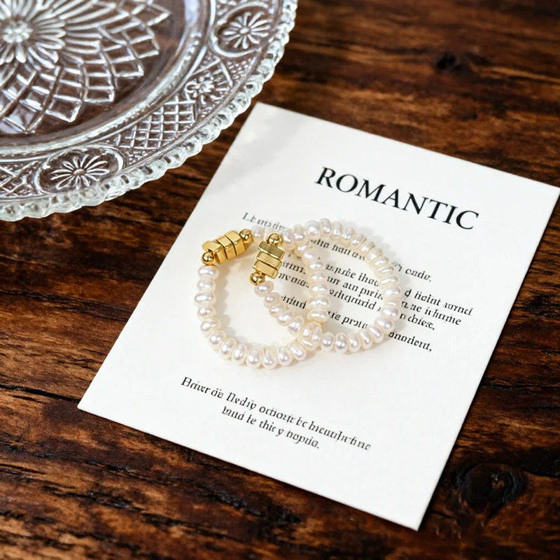 Geometric triangular pieces, natural freshwater pearls, elastic ring, irregular flat beads, copper-plated gold.