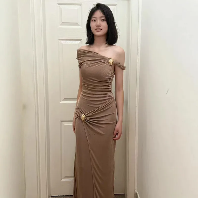 BEWQ فستان نسائي أنيق برقبة مائلة بدون أكمام محبوك مطوي زر معدني فستان الحفلات المسائية 2025 خريف جديد