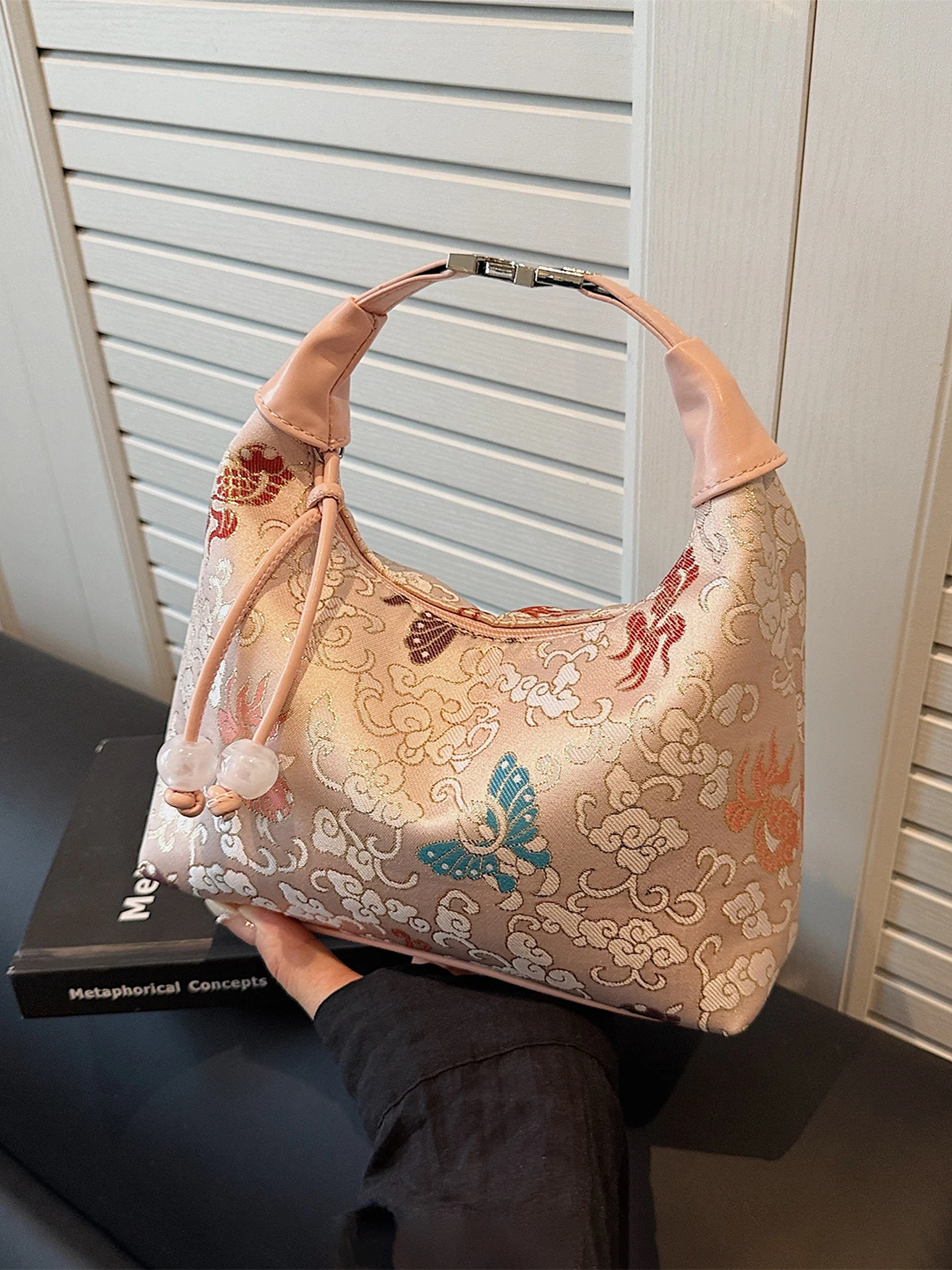 

New Chinese Style Handbag for Women 2025 New Trendy Handbag Pearl Chain Shoulder Bag Crossbody Tote Shell Bag