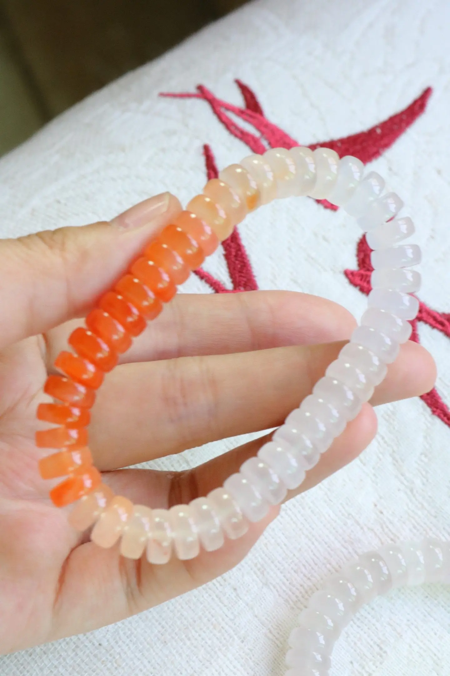 

Браслет из градуированного ледяного красного агата, белый лед до красного агата, ювелирное изделие из драгоценных камней точной огранки в подарок