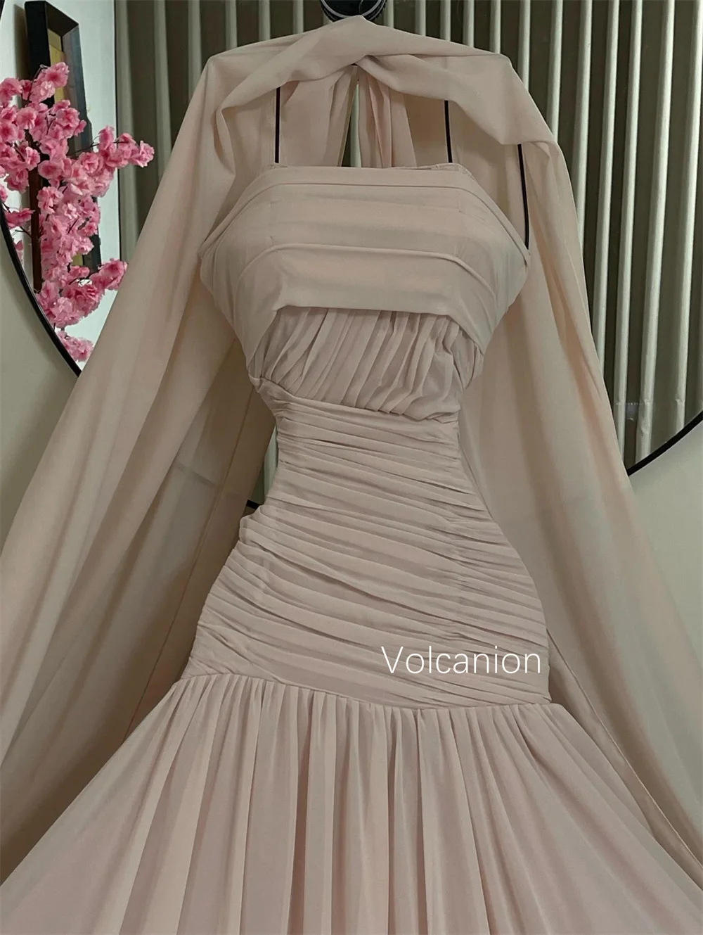 Sukienki na zamówienie: plisowane, szyfonowe, w stylu pastorałnym, o kroju litery A, bez ramiączek, długie, na specjalne okazje, na powrót do domu, klasyczne, wysokiej jakości.