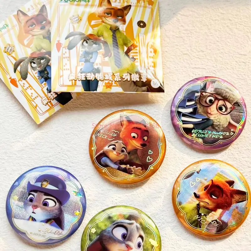 

В наличии набор официальных мультяшных брошей Disney-клубничный медведь, значки из жести Zootopia, коллекционная сумка, подарок на день рождения