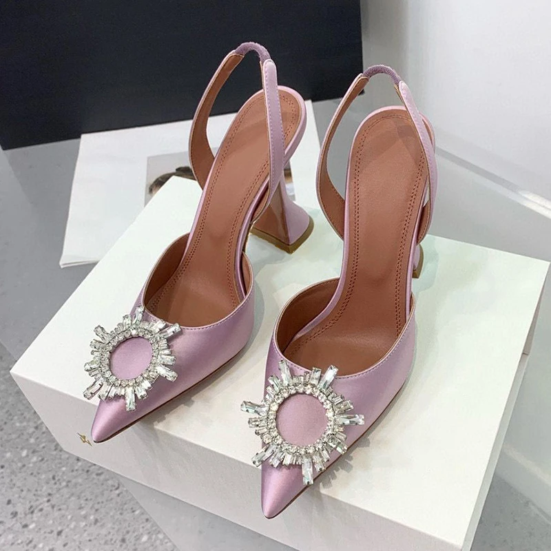 Сандалии, женские однотонные туфли-лодочки с острым носком и ремешком на спине, модные атласные сандалии с украшением из кристаллов, летние вечерние модельные туфли