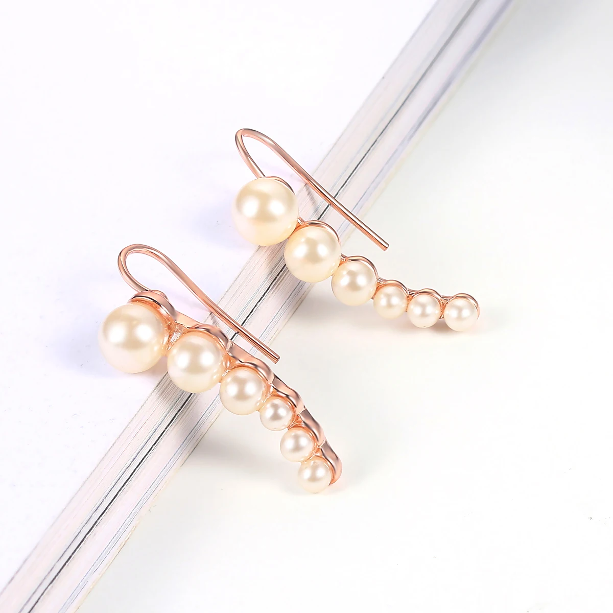 Imitation Pearl Climbing Ear Clip Earings for Women Elegant Korean Ear Accessories for Female Fashion Jewelry Wholesale E499
