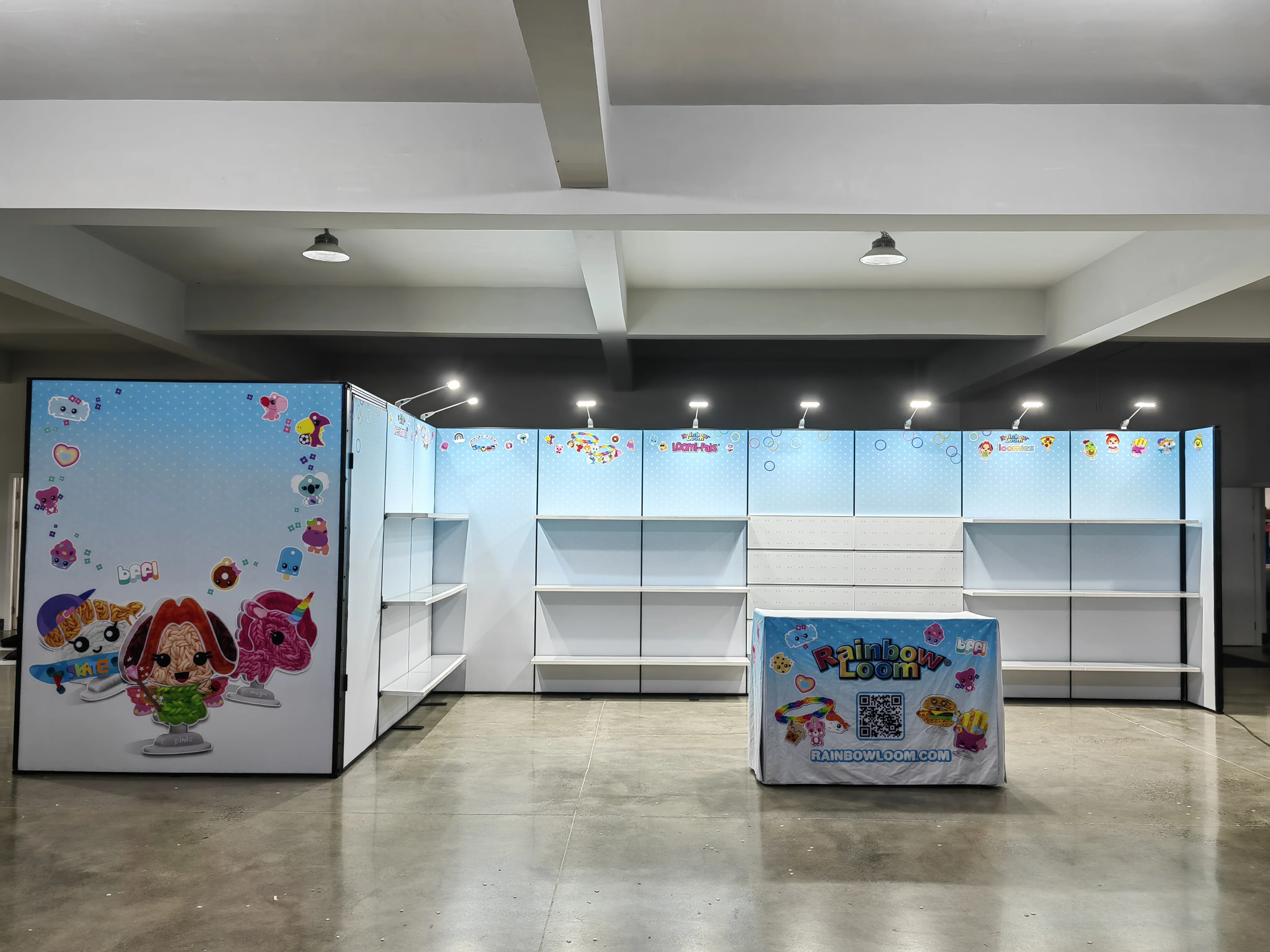 Grande stand de présentation commerciale 10x30, présentoir d'exposition personnalisé avec salle de rangement, comptoir d'émission commerciale