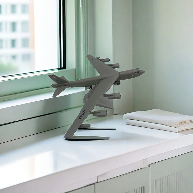 2024 New Hot Sale Home Decor Diecast 1/200 Fine Version B-52 Bomber Fighter Jet Simulation Alloy Model Souvenir Decoration