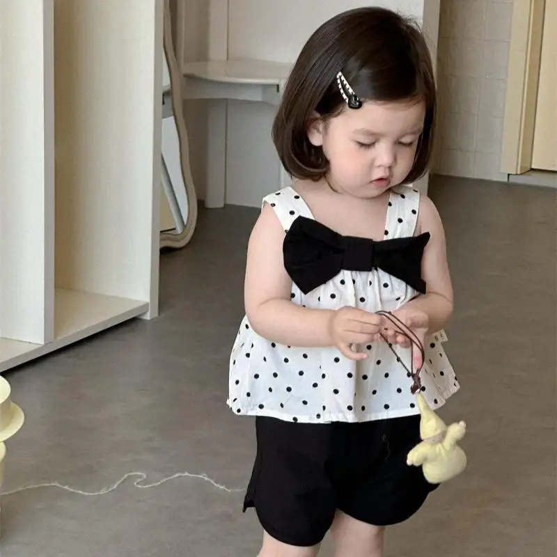 

2025 летний новый комплект одежды без рукавов для маленьких девочек, топы в горошек с бантом + шорты, костюм из 2 предметов, дышащая повседневная одежда для малышей