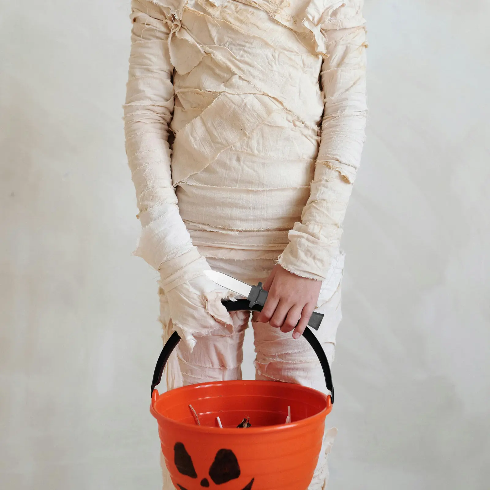 

2Pcs Retractable Plastic Fake Halloween Trick Props Black Disappearing Retractable Knife Prank Stuff Novelty Entertainment