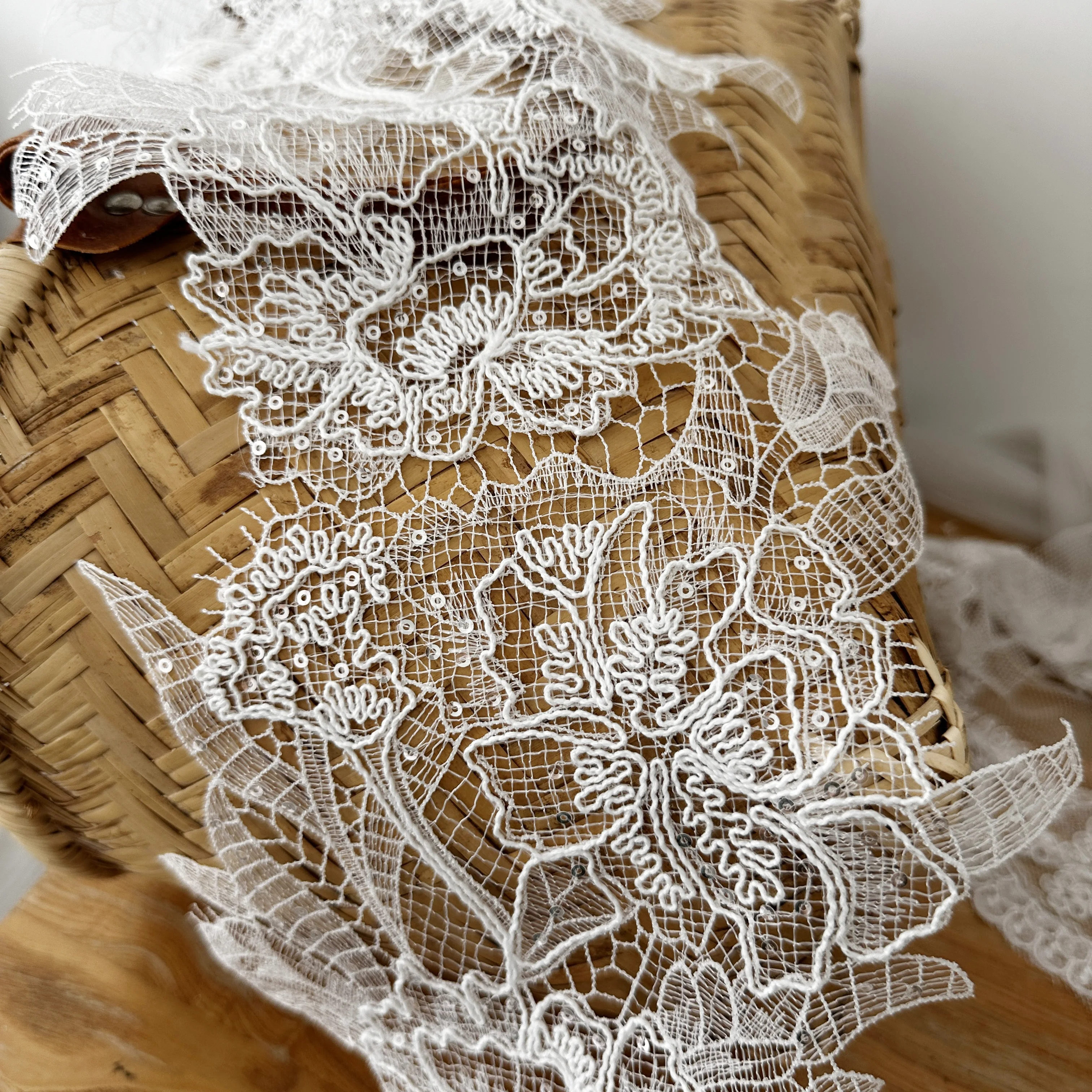 6 Yards Pailletten-Alençon-Borte für Brautschleier, Hochzeitsbänder, Stirnbänder, Schmuck und Kostümdesign – Detail 3