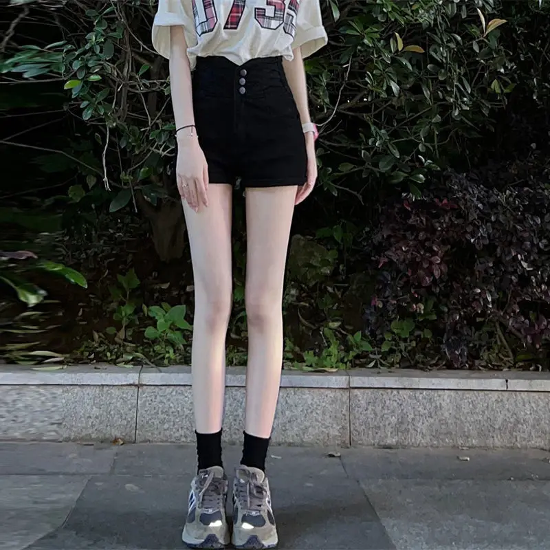 

Новая модель года 2024: стильные и универсальные женские джинсовые шорты с высокой талией из эластичной ткани, которые визуально стройнят.