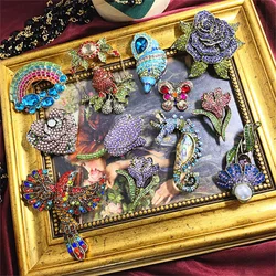 Middle Vintage Women Men Palace Crystal Bird Flower Badges Brooches Unisex Classic Gorgeous Party Banquet Jewelry Retro Pin