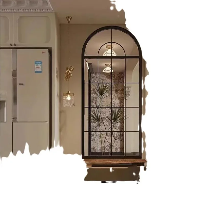 Französische Trennwand, amerikanisches Wohnzimmer, gewölbte Retro-Fenster mit echten und künstlichen Fenstern, schmiedeeiserner Edelstahl