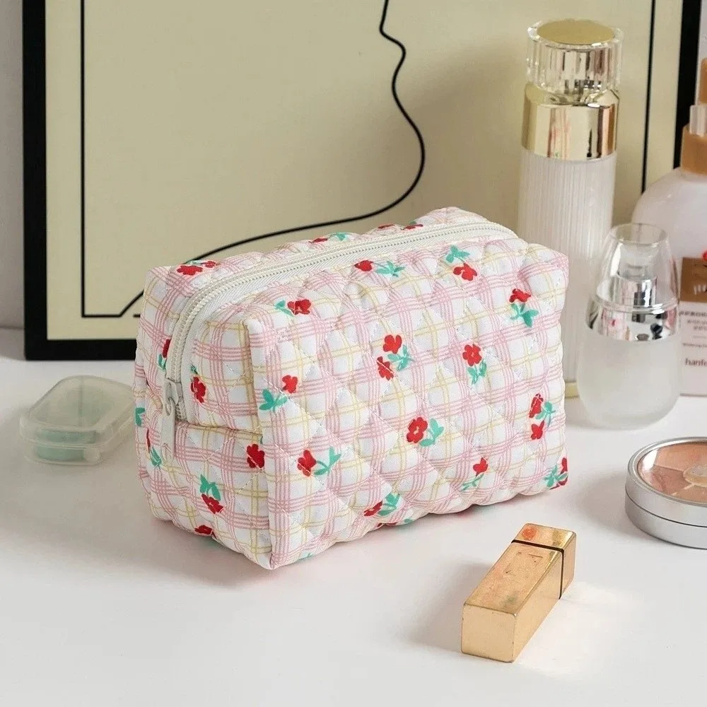 Cute Quilted Makeup Bag Floral Print Portable Toiletry Bag Large Capacity elegant Cosmetic Organizer Travel
