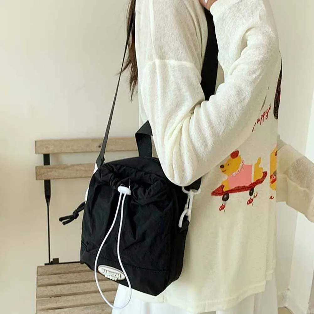 bolsa-transversal-grande-com-cordao-impermeavel-em-tecido-oxford-cor-solida-simples