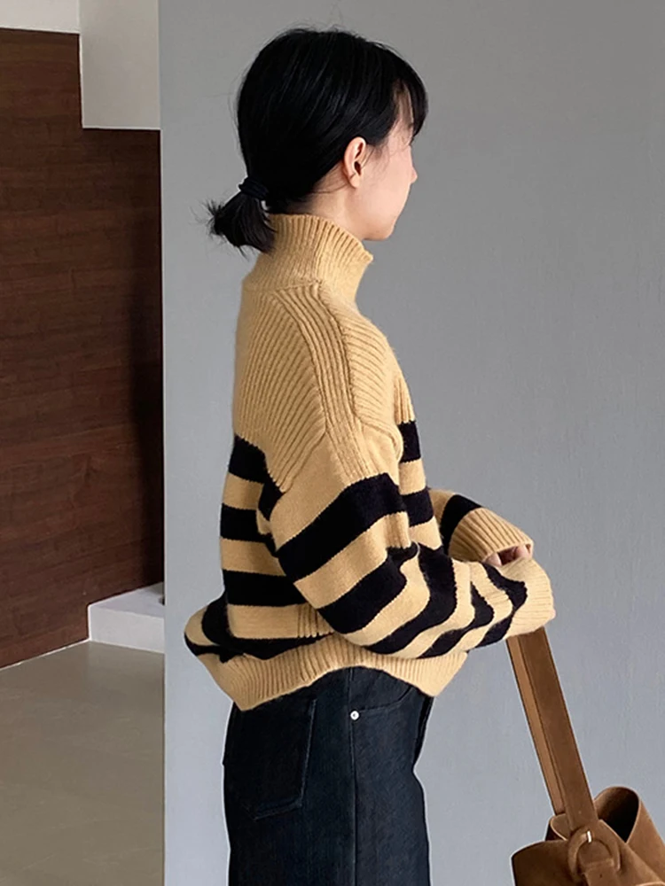 DEAT Fashion Women's Knitted Pullover Turtleneck Loose Striped Long Sleeves Single Shoulder Button Sweater Winter 2024 New