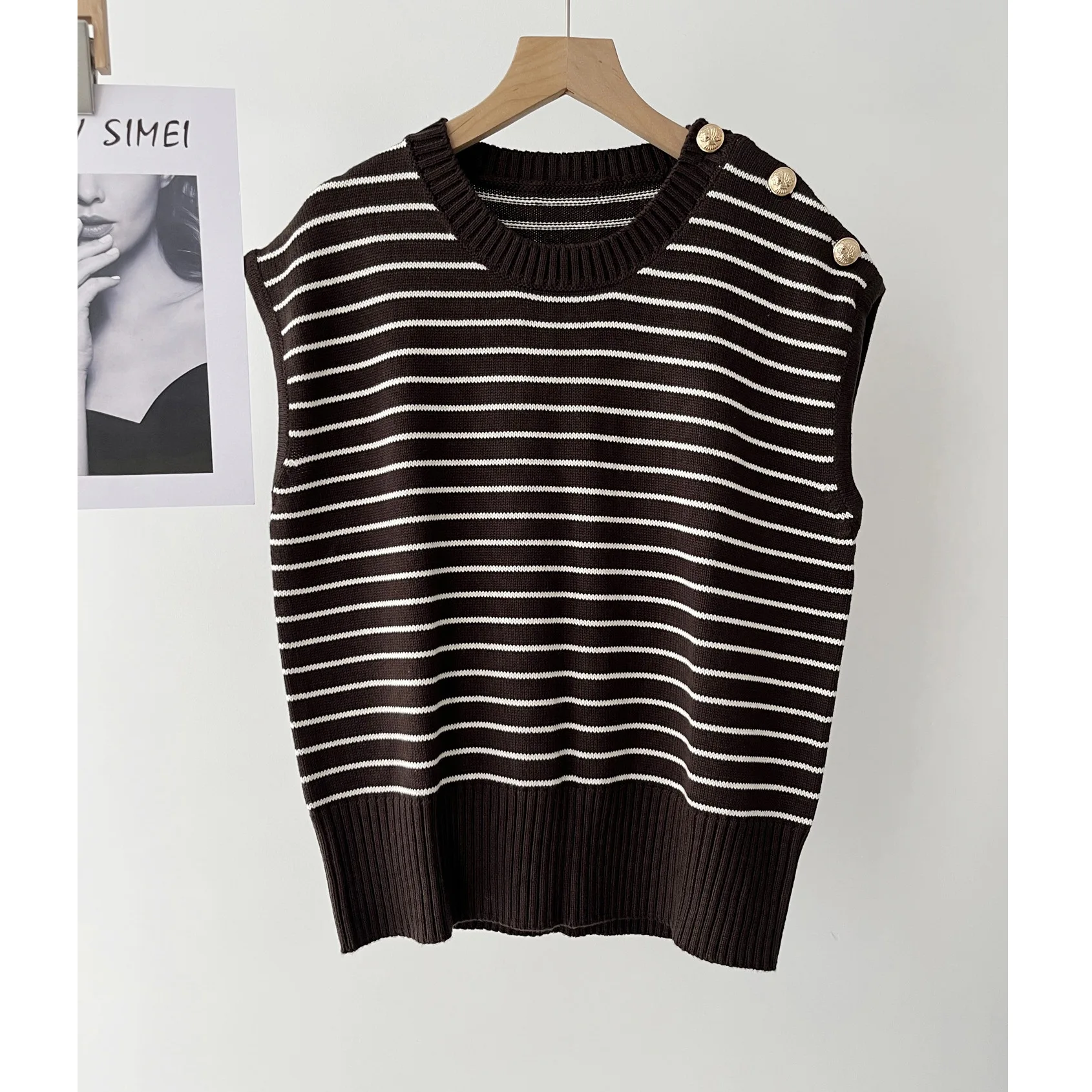 

Женский пригородный универсальный повседневный вязаный жилет в полоску с металлическими пуговицами 16a-5899