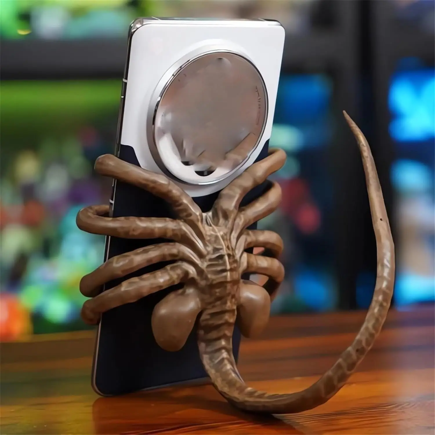 Science fiction thriller movie facehugger phone holder Halloween horror atmosphere decoration props adjustable car phone holder