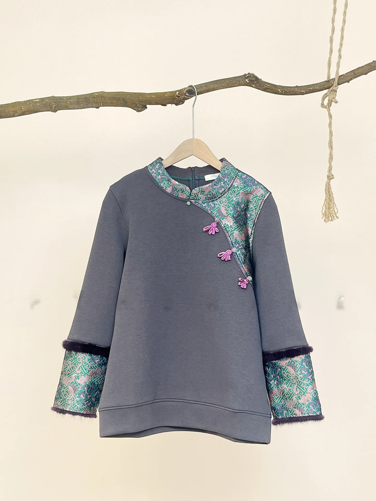 

Slimming Effect Loose Fit Sweatirt with Flower Bule Furry s Versatile Comfortable Cotton Blend Organic Material