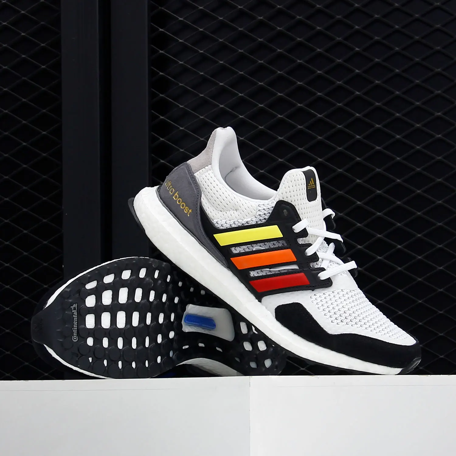 

Adidas Authentic Current Season BOOST Unisex Casual Running Shoes FY5347