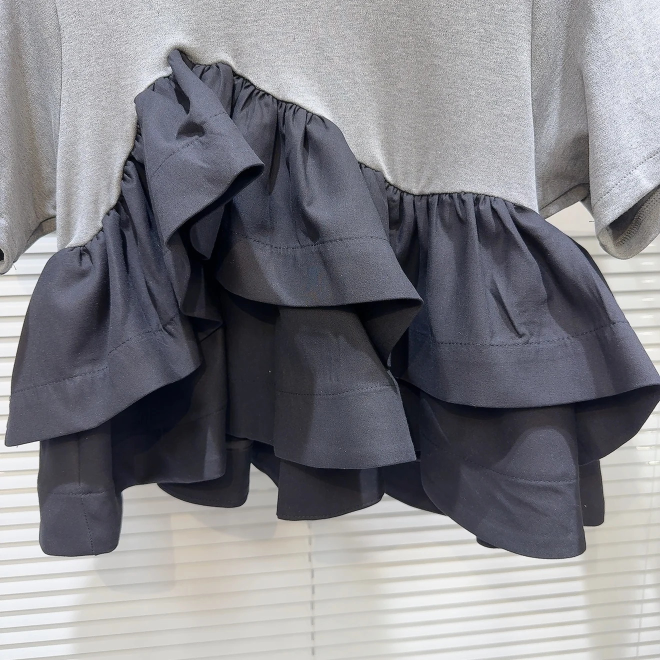 กระโปรงผ้าทูลหลายชั้นสไตล์หวานซ่อนเปรี้ยวสุดฮิตประจำฤดูร้อนปี 2025 หรือเสื้อยืดสีสันสดใสลายบล็อกสไตล์ลำลองสำหรับผู้หญิง