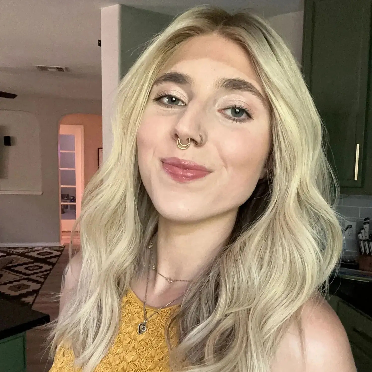 

Новый стиль Ombre Шампанское Блондинка Мягкие высококачественные парики с кружевным верхом 18 дюймов Свободная волна Средней длины Свободная часть Женский парик Ежедневно