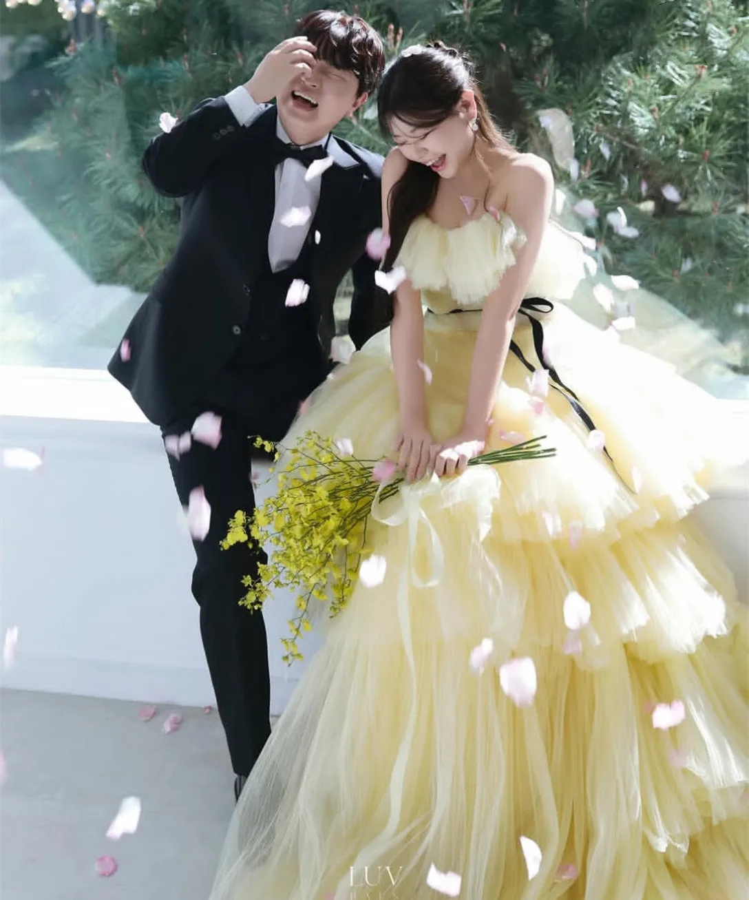 Abiti da sposa lunghi in tulle senza spalline personalizzati Abiti da cerimonia con strascico a pieghe a strati coreani con volant a trapezio