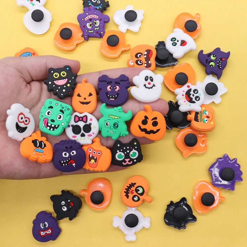 50 pz all'ingrosso stili di Halloween divertenti fantasmi mostri Charms accessori Pumkins sandali fibbia decorazioni Fit zaino per bambini