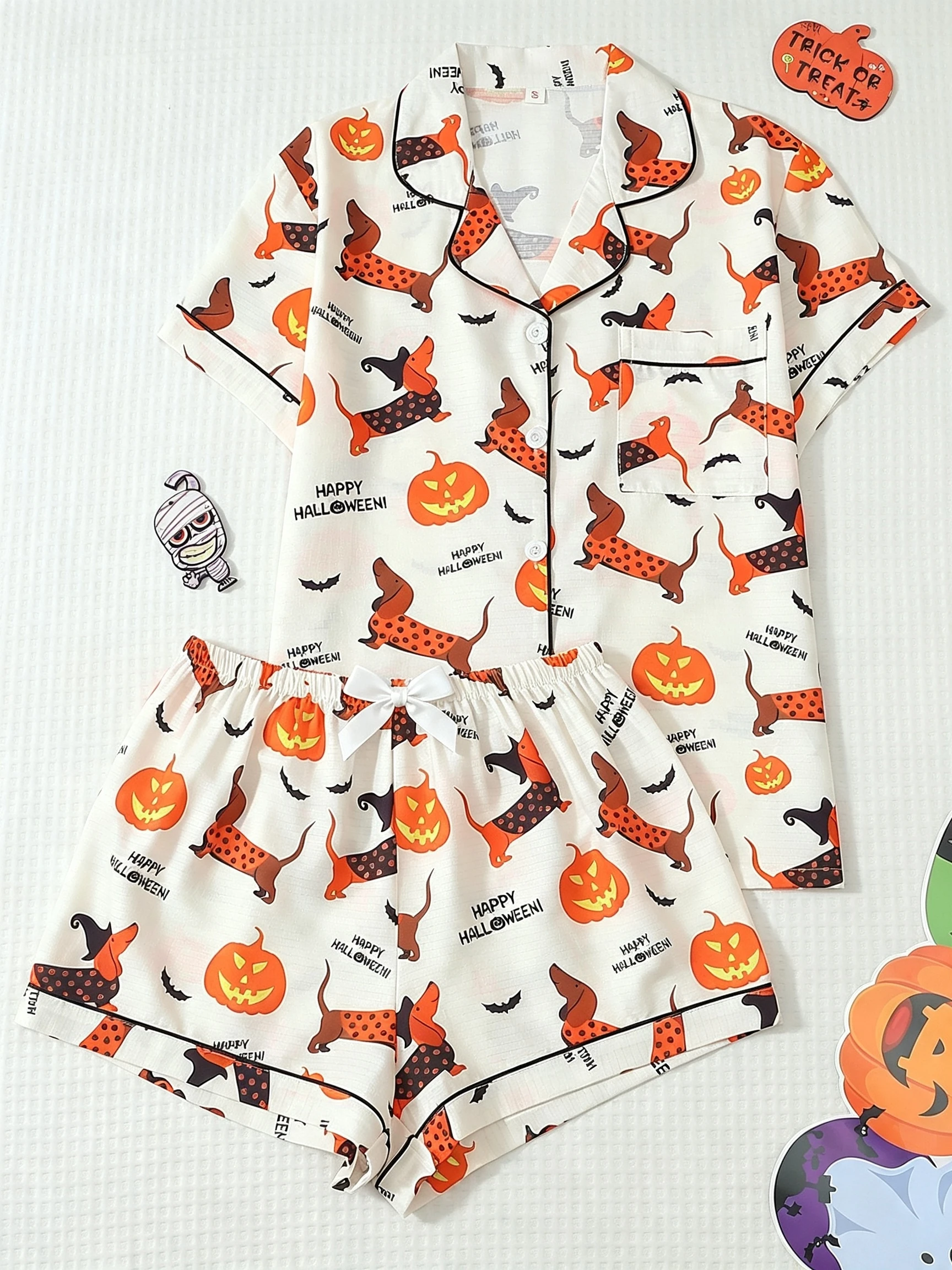 conjunto-de-2-pecas-de-pijama-feminino-para-o-halloween-com-estampa-divertida-e-peculiar-de-abobora-cor-de-damasco-e-dachshund-composto-por-camisa-de-manga-curta-com-gola-e-shorts-com-laco-adequado-para-uso-domestico-no-halloween