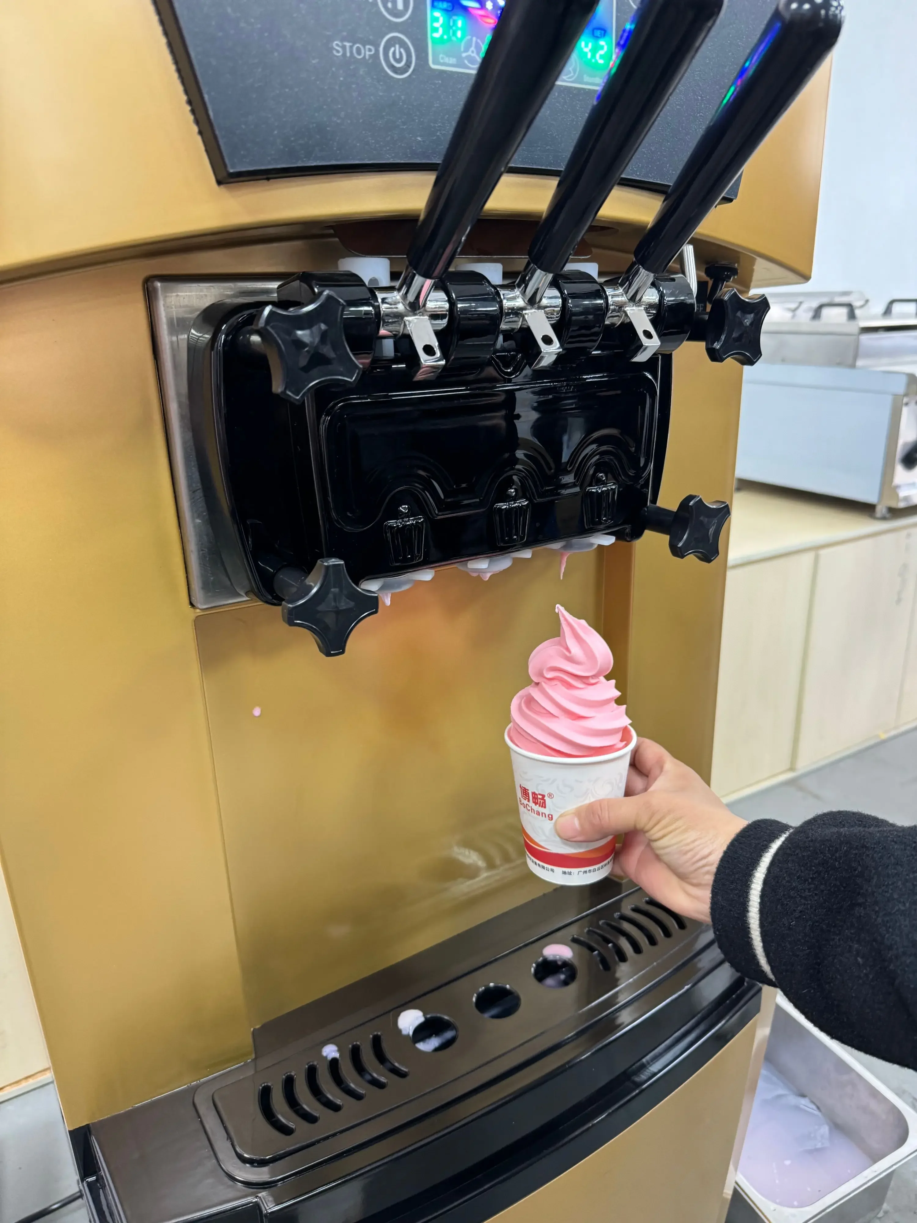 2.3kw Commercial Automatic Cone Sundae Vertical Three Heads Soft Ice Cream Machine, Capacity: 22-30L/h, Support Customization