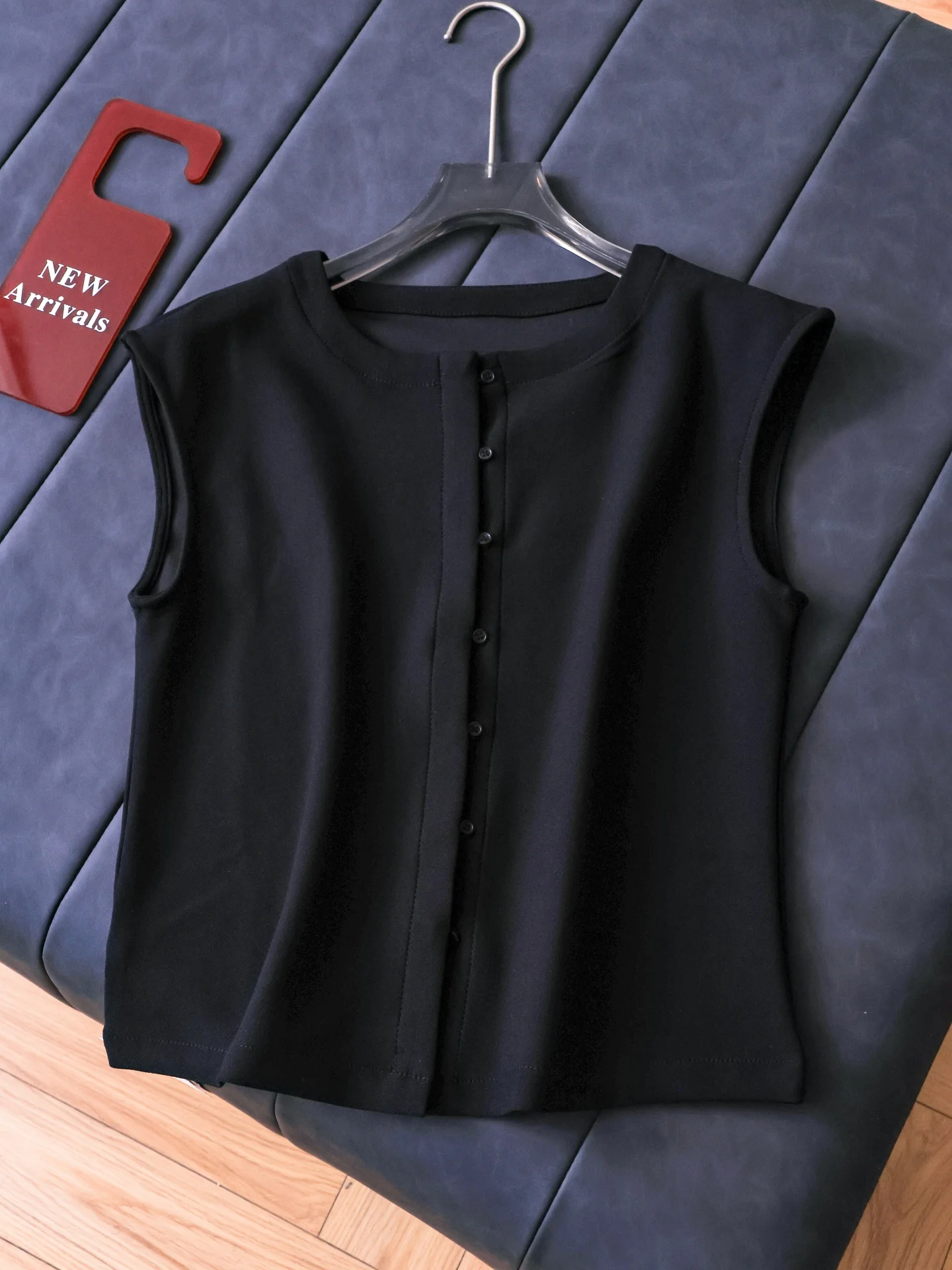 

Minimalist Color Slim round Neck Casual Style Lightweight Commuter Sleeveless Vest Elegant Shoulder Pad Women's Vest R689