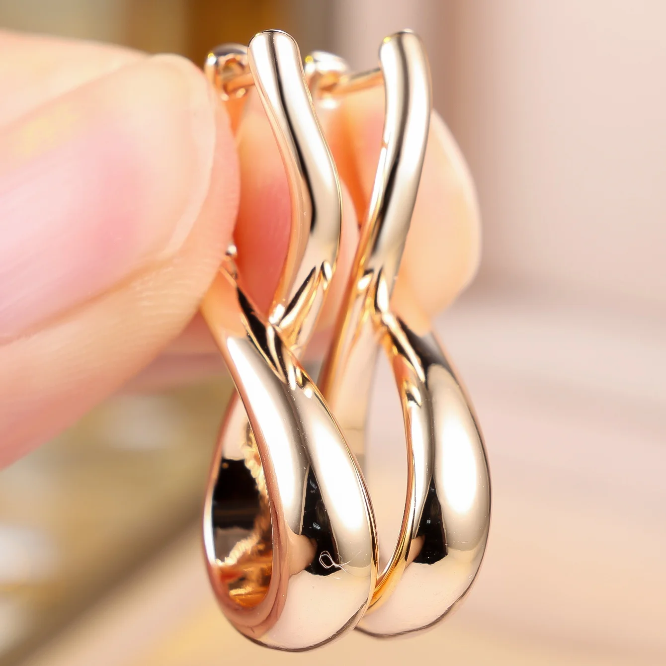 Elegant Female Yellow Metal Hoop Earrings Skeleton Eight Trendy Fashion Gold Color Wedding Jewelry For Women