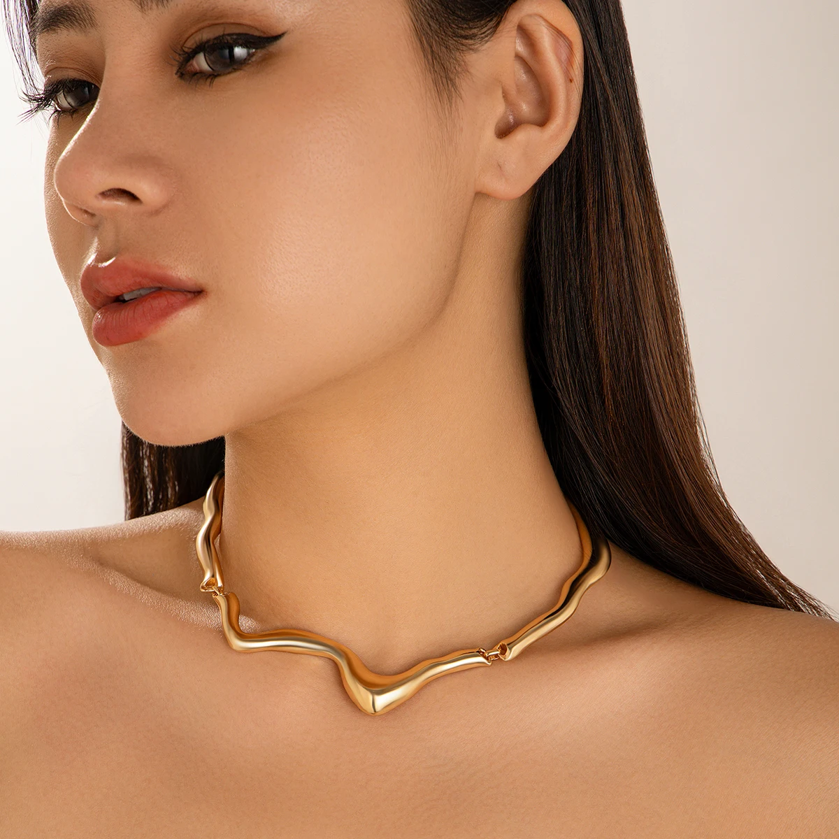 Colar irregular em metal W salircão para mulheres, gargantilha personalizada, cor dourada, colarinho da moda, acessórios joias