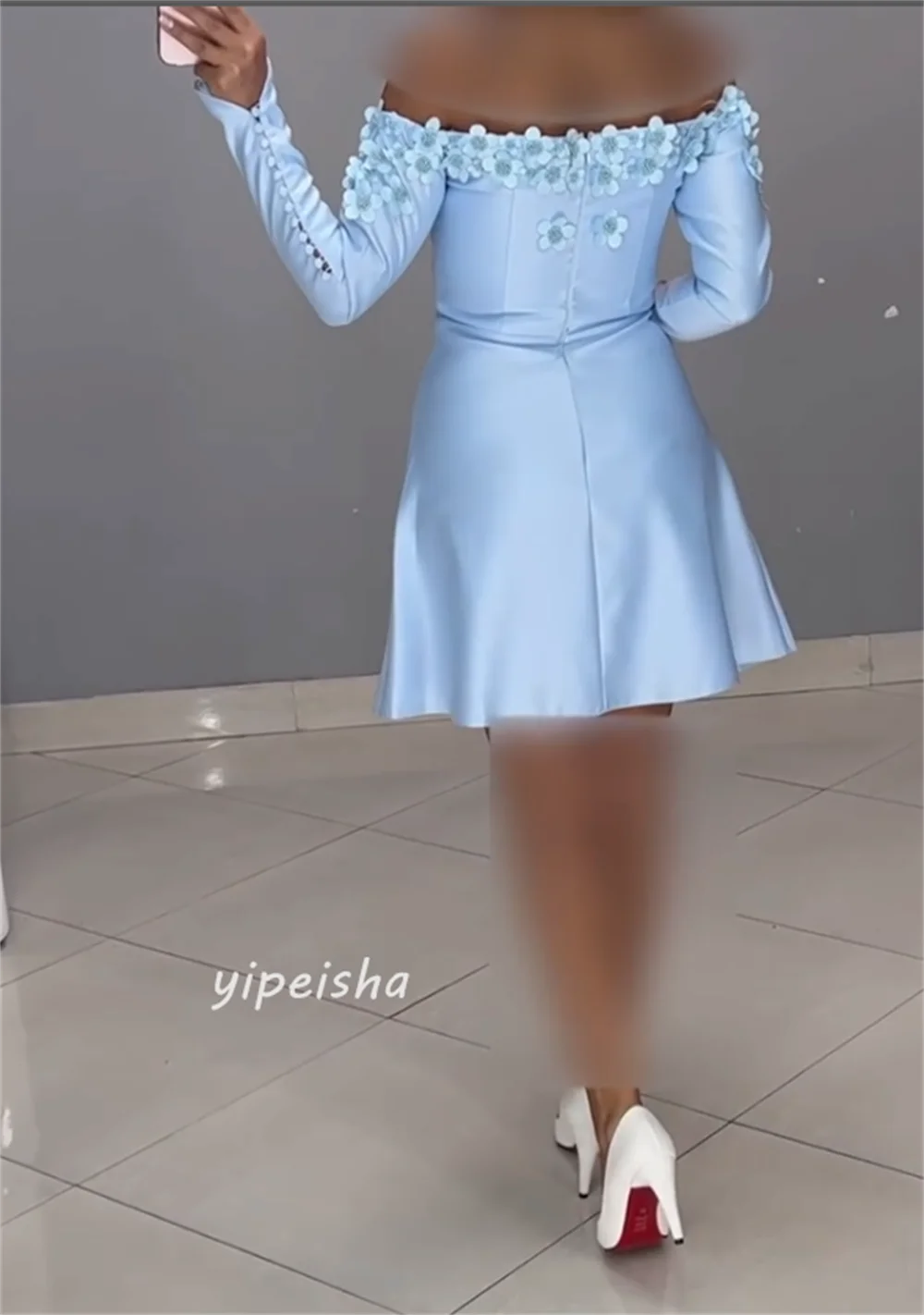 カスタマイズされたモダンなスタイルのクラシックな手作りフラワービーズボタンAラインオフショルダーミニドレスオーダーメイドオケージョンドレス